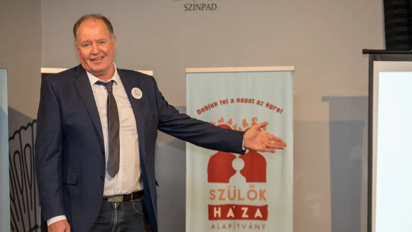 Kemény Dénes gyerekek tanulását segíti otthonról az alapítványával