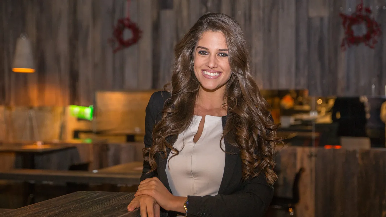 Izgató látvány: Icipici bikiniben sikálja piszkos autóját a magyar szépségkirálynő