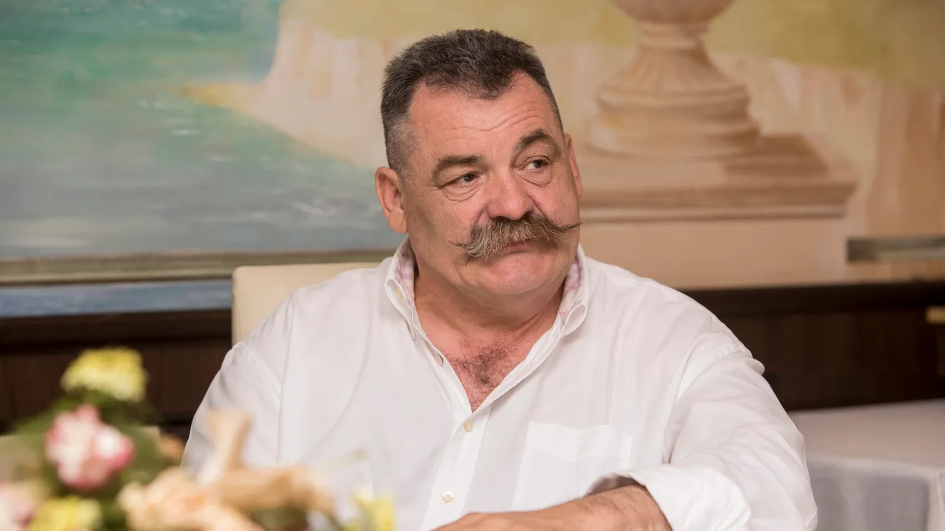 Étterméből szállítja az ételt: rászorulókon segít a magyar sztár