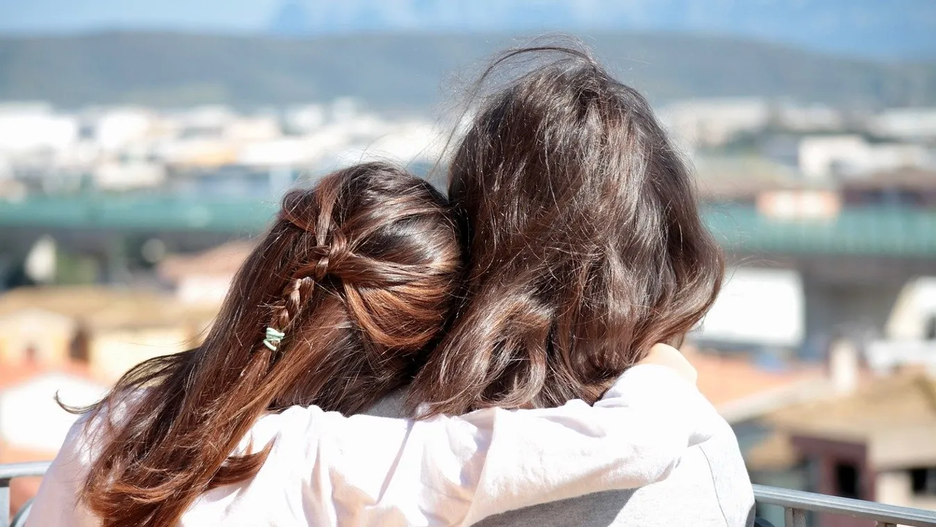 Így ölelte magához egy hónap után ápoló anyukáját a kislánya  -videó