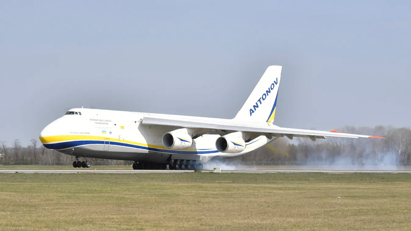 Budapesten landolt a világ legnagyobb gépe: védőfelszereléseket hozott - Képek