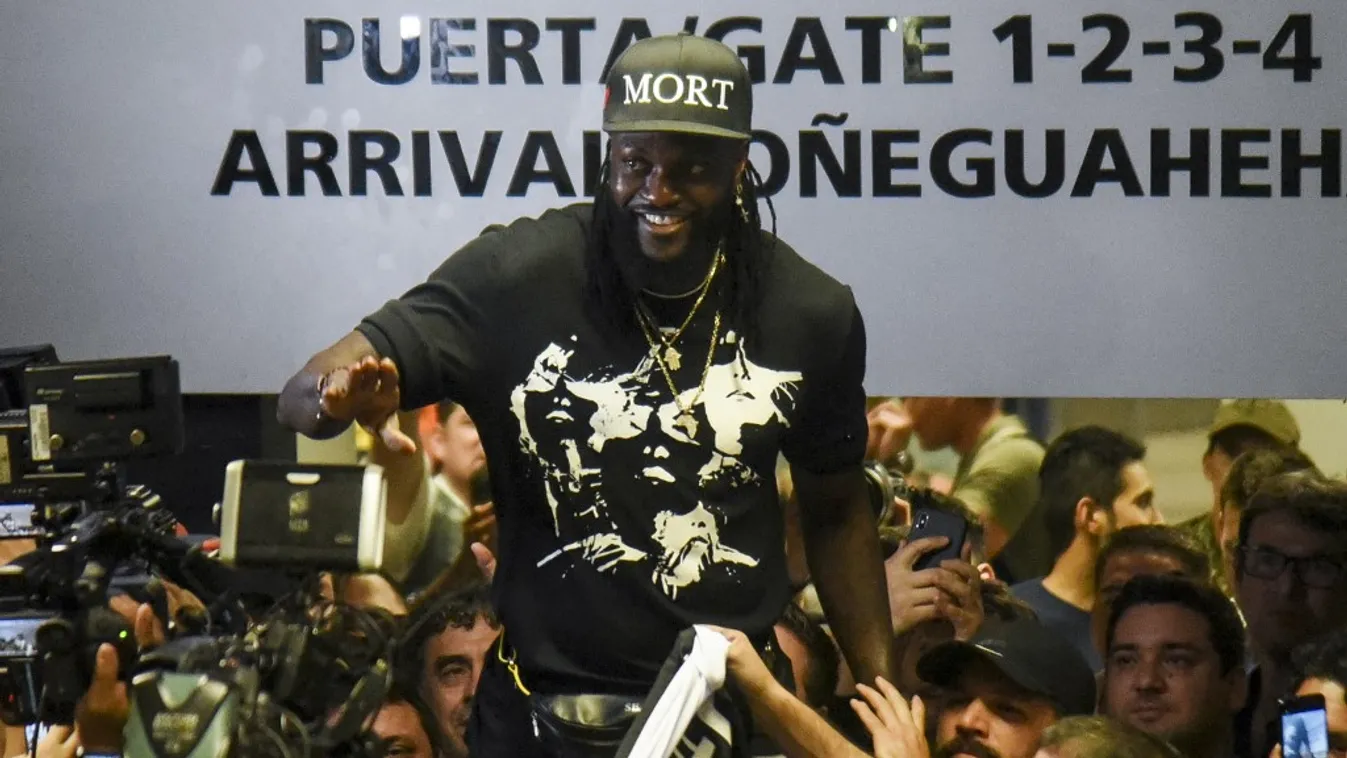 Mindenkit elhajtott, nem adakozik a milliárdos focista a járványban