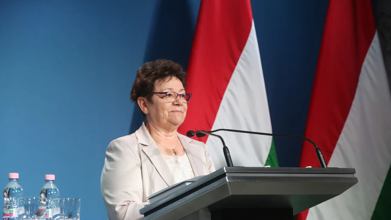 Müller Cecília: tilos a koronavírusos betegnek speciális maszkot viselni