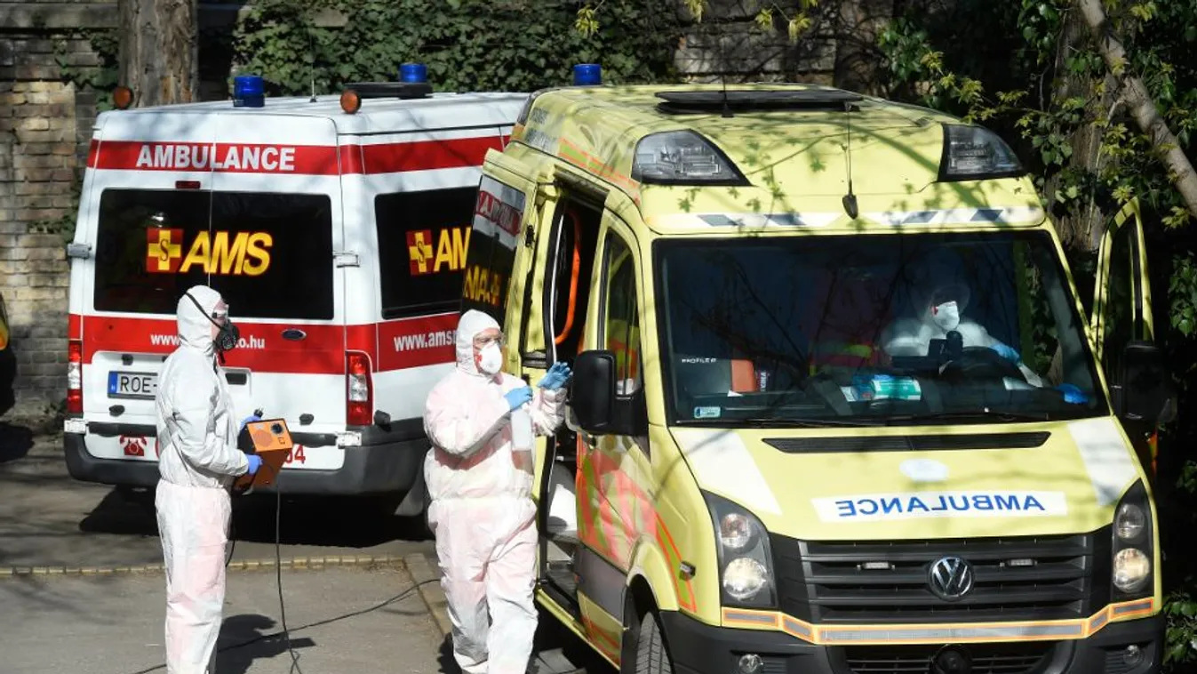 Így segítenek a rendőrök a mentőautó fertőtlenítésében - videó