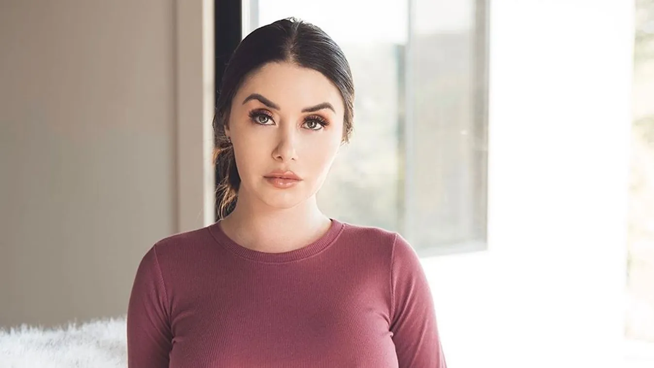 Őrjítő póz, meztelenül terpeszt a nagy mellű álomnő