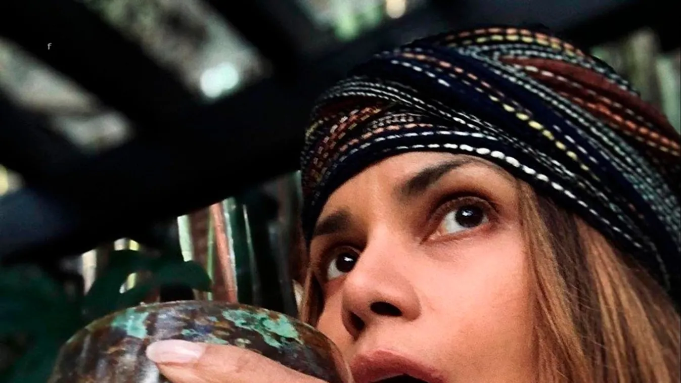 Halle Berry is ledobott minden ruhát magáról, csak egy párna takarja a testét