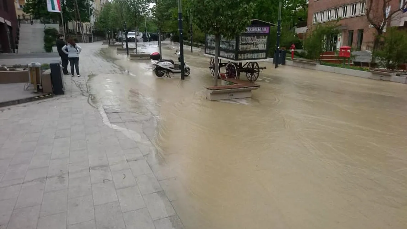 Ömlik a víz a XII. kerületi utcákon - fotók