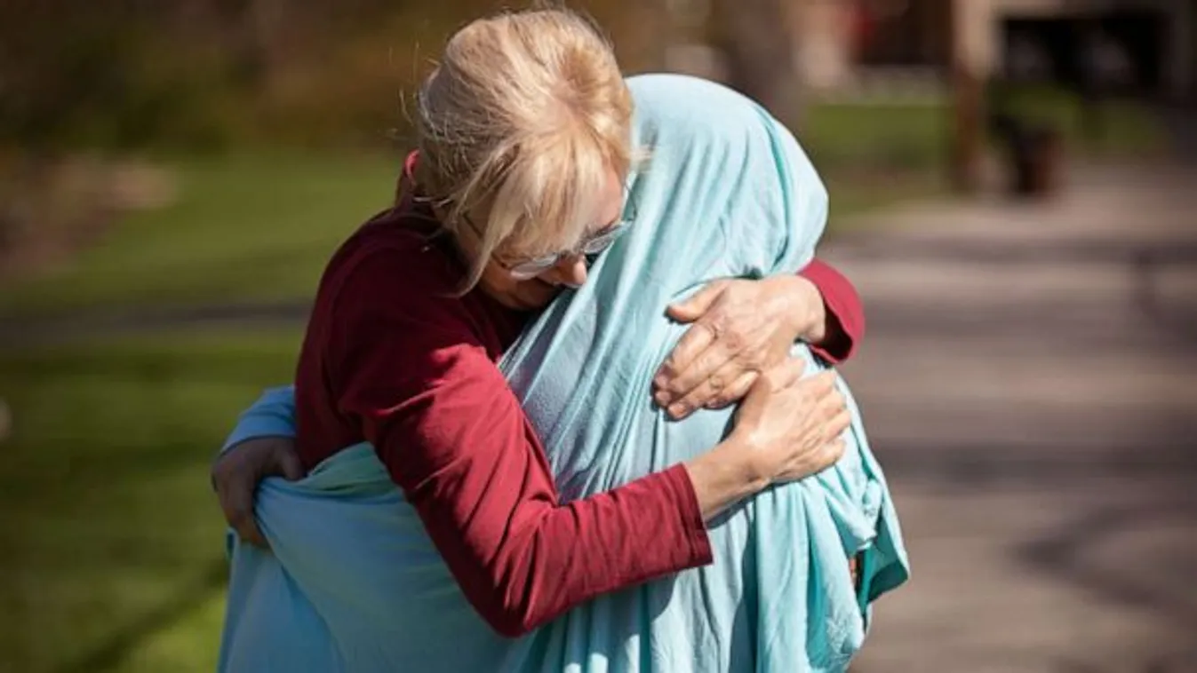 "Nem akartam, hogy azt érezze, egyedül maradt" - Takaróba bugyolálta ápolónő lányát, hogy átölelhesse