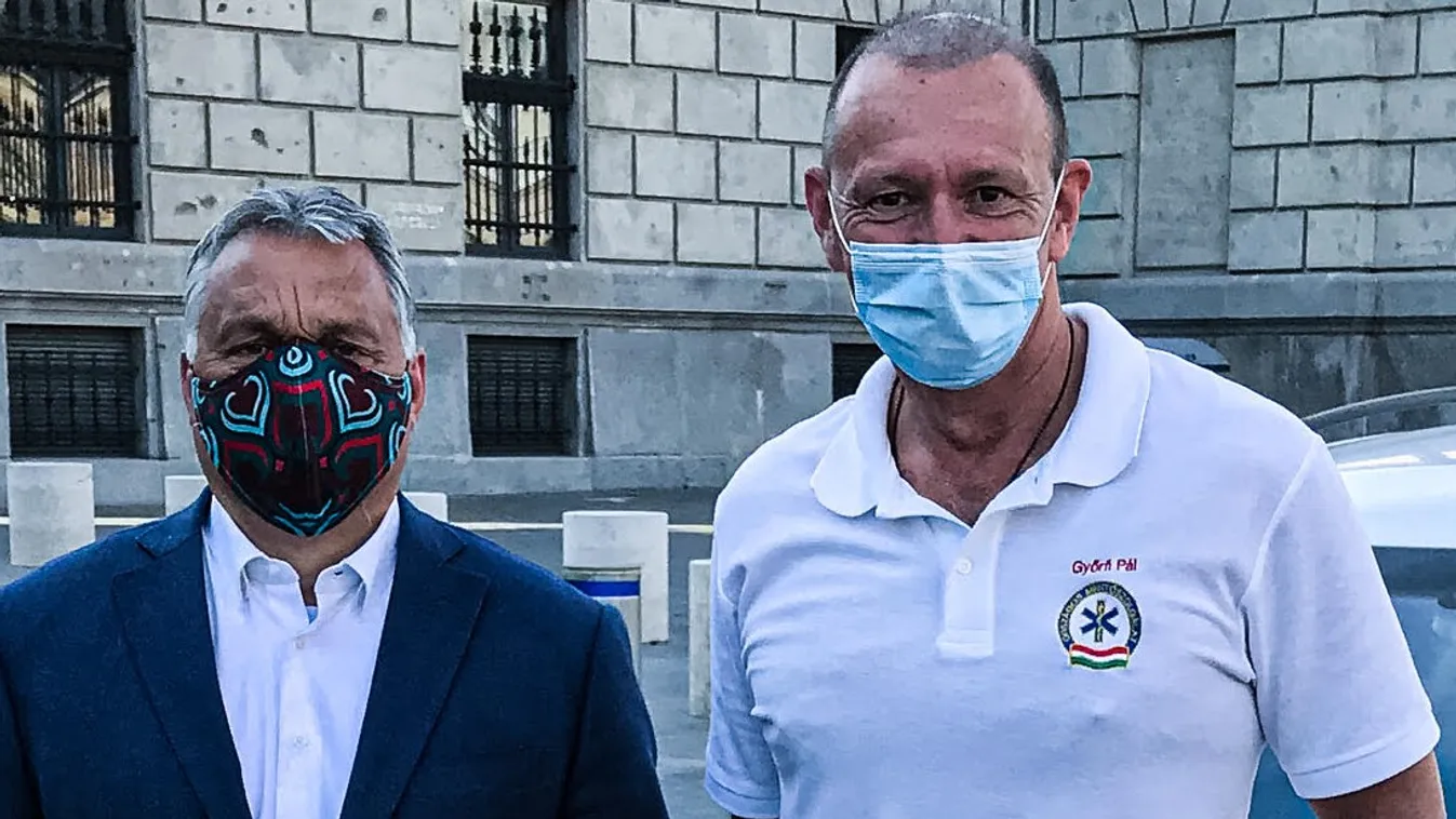 Mi van Orbán maszkján? Csillagok háborúja, négy szív meg egy vöröskereszt?