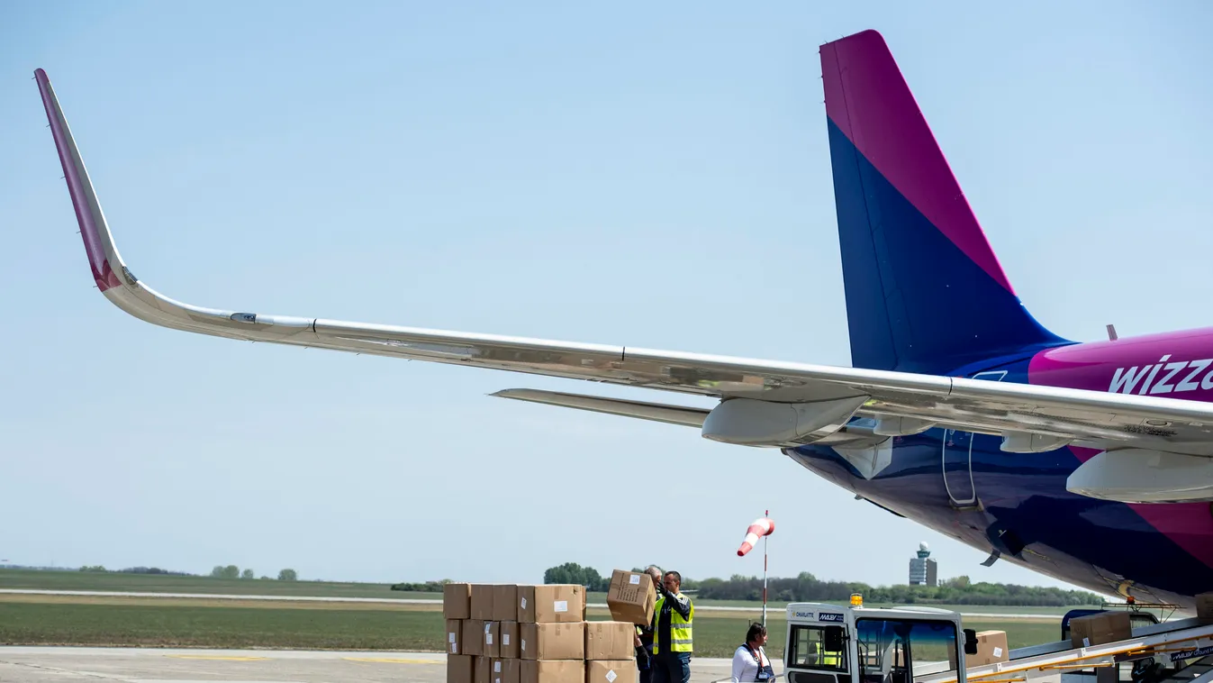 7 repülőgép landolt Budapesten: több tonna védőfelszerelést hoztak