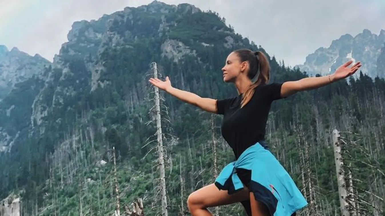 Ringó melleket lestek a túrázók: levetkőzött a természetimádó álomnő