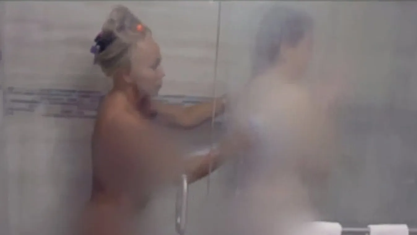 Egymás testét mossák: minden nap együtt fürdik anyjával a 19 éves lány