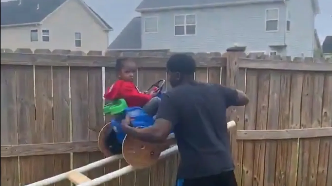 Hihetetlen: kertjükben épített hullámvasutat unokájának a nagypapa - videó