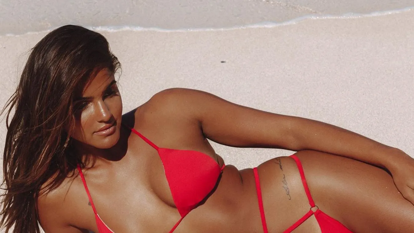 Eszményi mellet villantott, lesd meg a parton vetkőző szörfös lányt