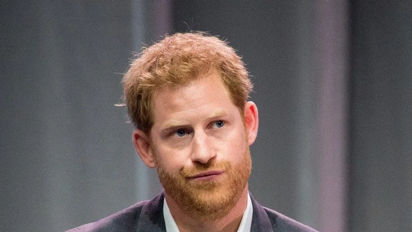 Meglepő lesifotó készült Harry hercegről, ezt csinálta a kertben - Fotó