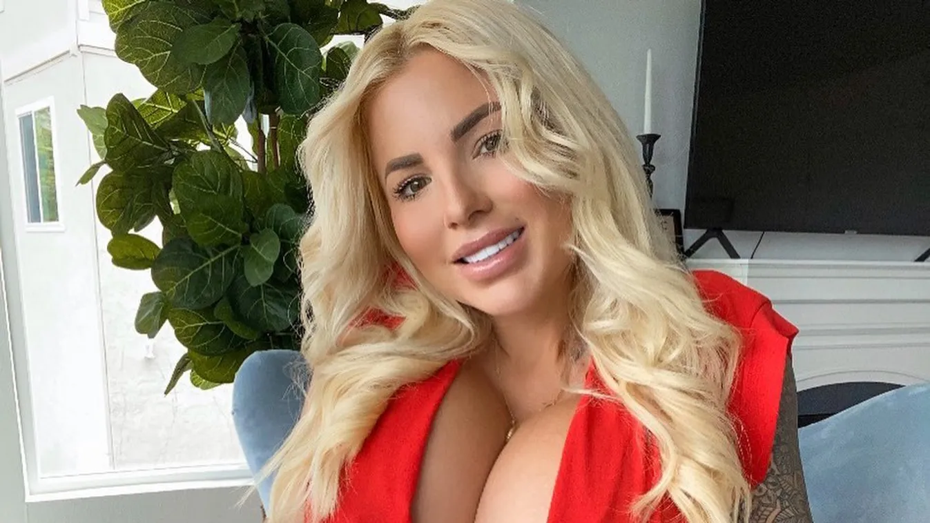 Olvasás közben dobta le a melltartót a méretes keblű edzőlány