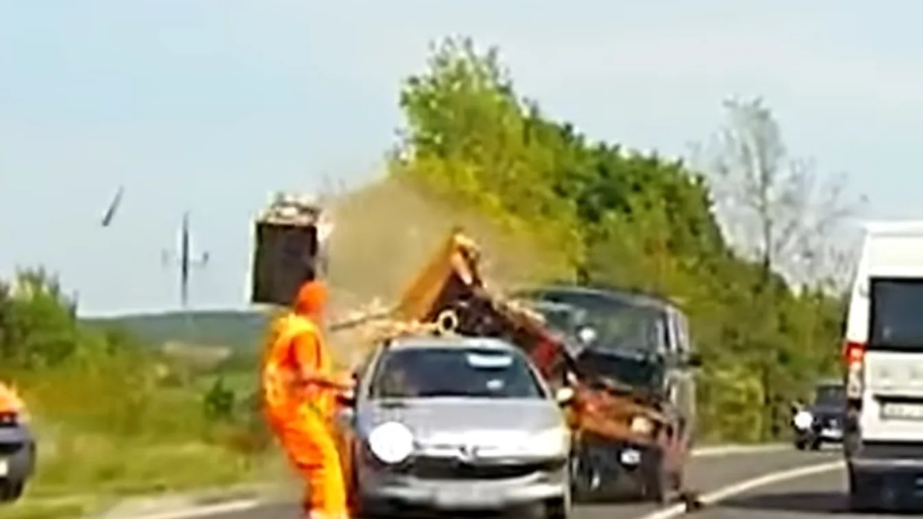 Majdnem lefejezte a fűrész a forgalomirányítót a 8-as főúton - Videó