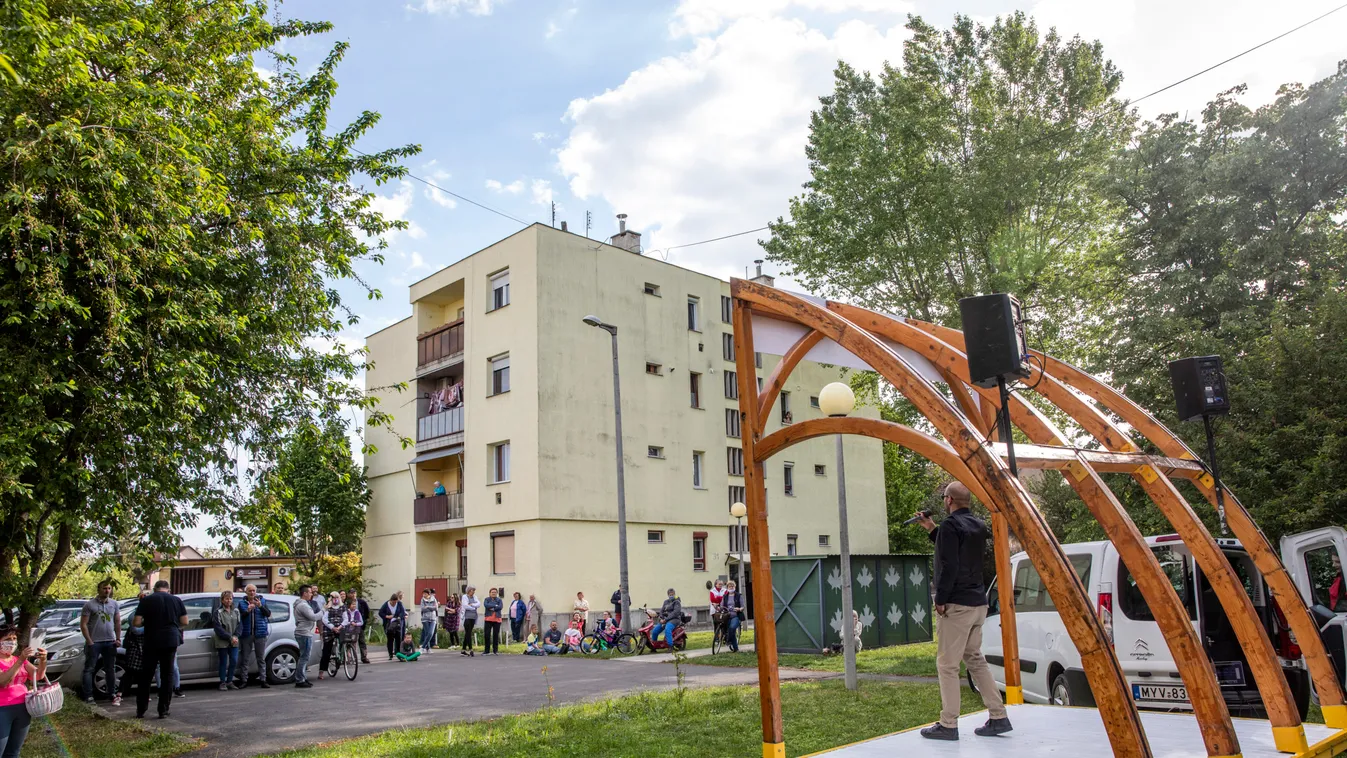 Micsoda fotó: Házhoz jött a színház Békéscsabán