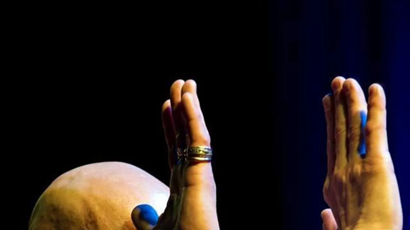 Cipő húga még mindig képtelen hallgatni testvére énekét