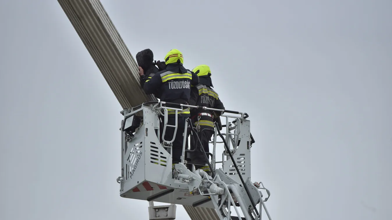 Sokkoló fotók: így szedték le a férfit az Erzsébet hídról