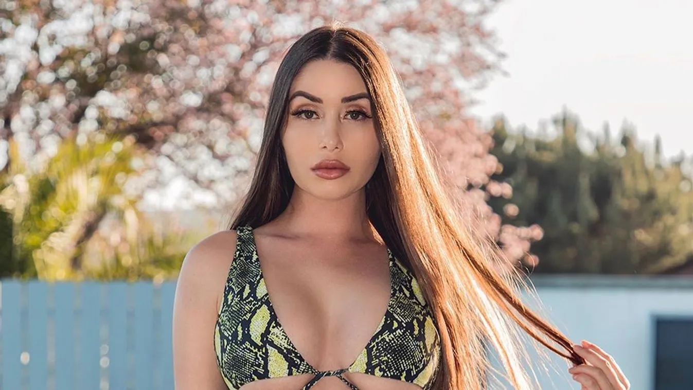 Mindenét felfedi, meztelenül strandol a brutál mellű álomnő