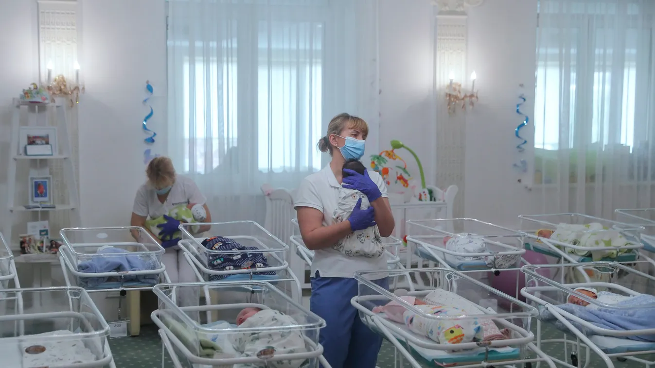 A vírus miatt nem jönnek értük: megrázó fotók a szülőkre váró csecsemőkről