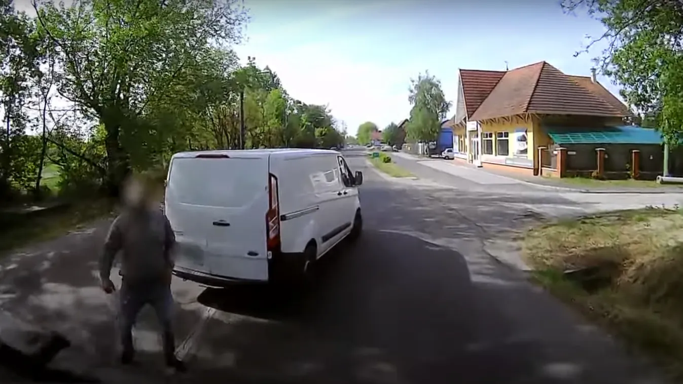 Kisbabáját veszélyeztetve száguldozott egy férfi Gödön – videó