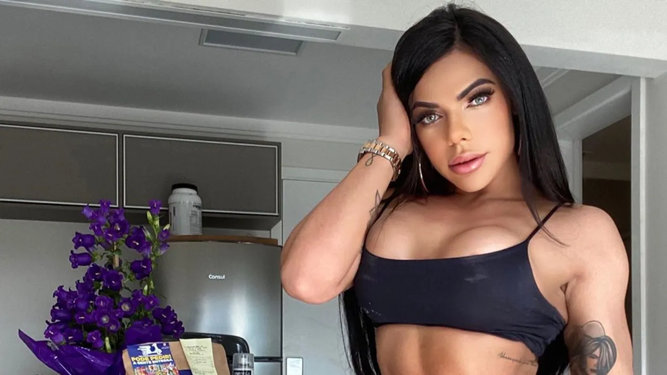 Dobta Messit, új kedvencet talált a nagy mellű popsimodell