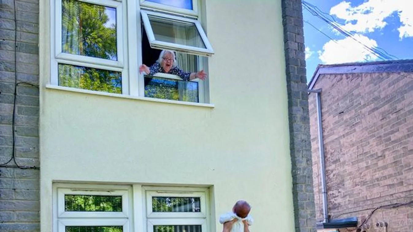 Könnyfasztó jelenet: a 92 éves nagymama ablakon keresztül találkozott legkisebb dédunokájával