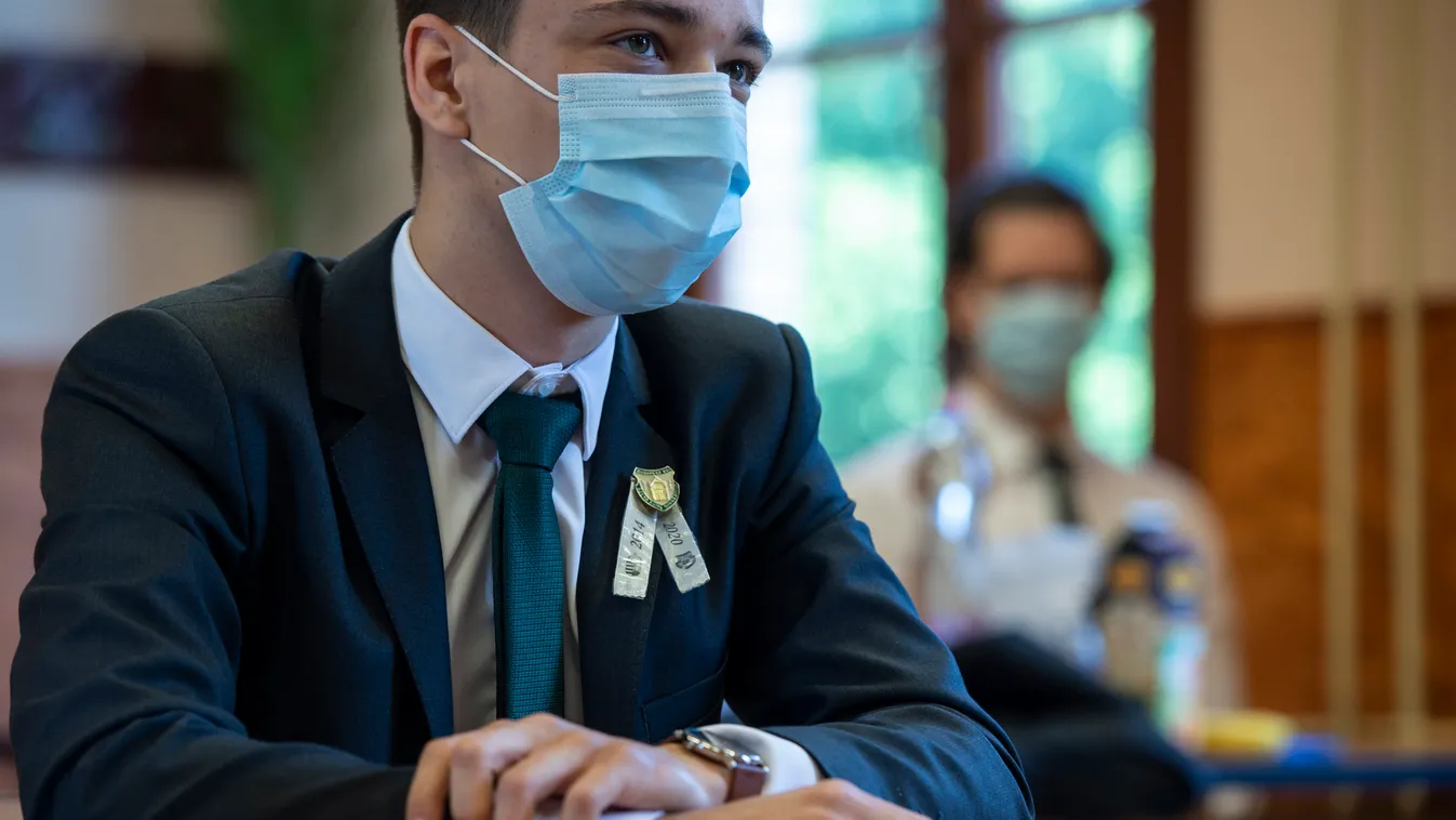 Maszkban, kesztyűben érettségiztek a diákok Budapesten - Fotók