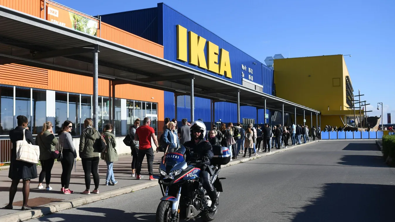 Távolságtartás nélküli, kígyózó sorokat fotóztak az Ikea előtt