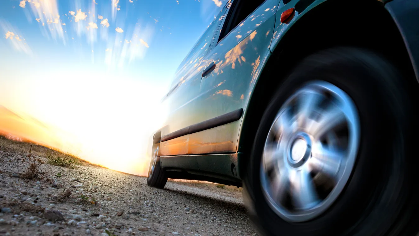 Heccből világítanak lámpával a gyerekek az autósok szemébe