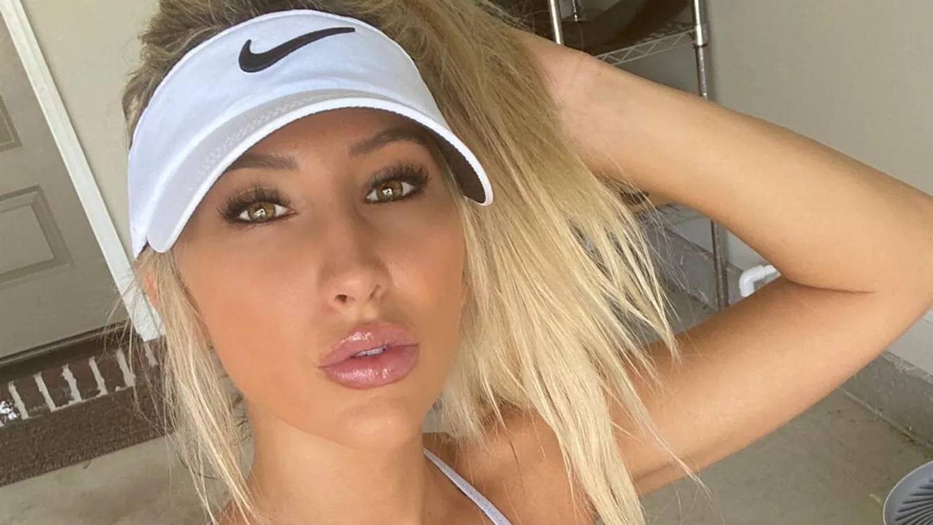 A kocsijában villantotta meg a mellbimbóit a szőke szurkolólány