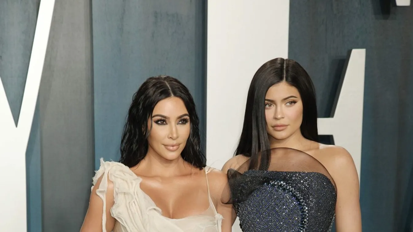 Kim Kardashian és a húga sem szokott le a karanténban a mellmutogatásról