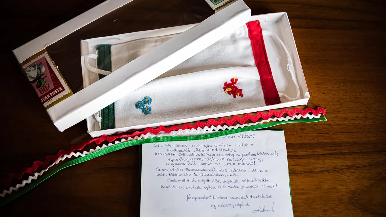 Hímzett maszkot küldtek Orbán Viktornak Fótról, és ez még nem minden