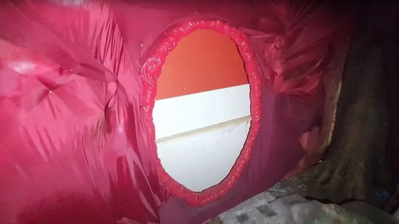 A bejárat is vagina alakú volt, titkos szexkunyhóra bukkantak az erdőben - Videó