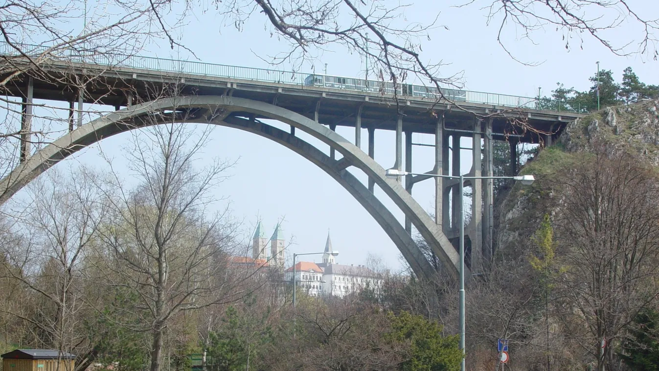 Dráma Veszprémben: öngyilkos lett egy férfi, a völgyhídról vetette le magát