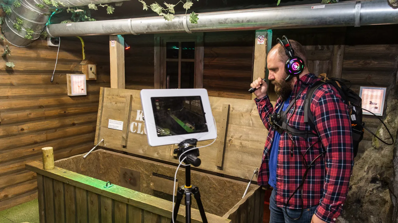 Távirányítással próbál kitörni a szabadulószobából a játékmester