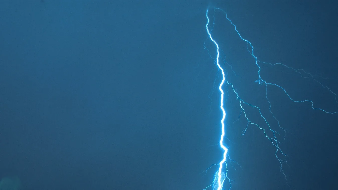 Kettészakad az ország: jégesővel és villámlással csap le a vihar