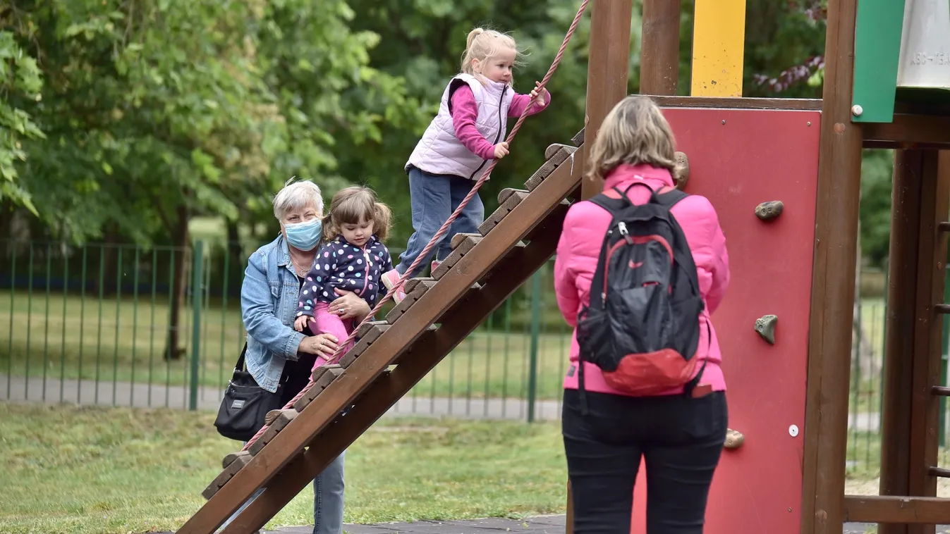 Visszafoglalták a családok a játszótereket
