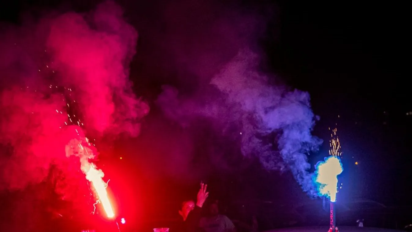 Tűz az autósmoziban, óriási ötlettel oldották meg a szurkolást