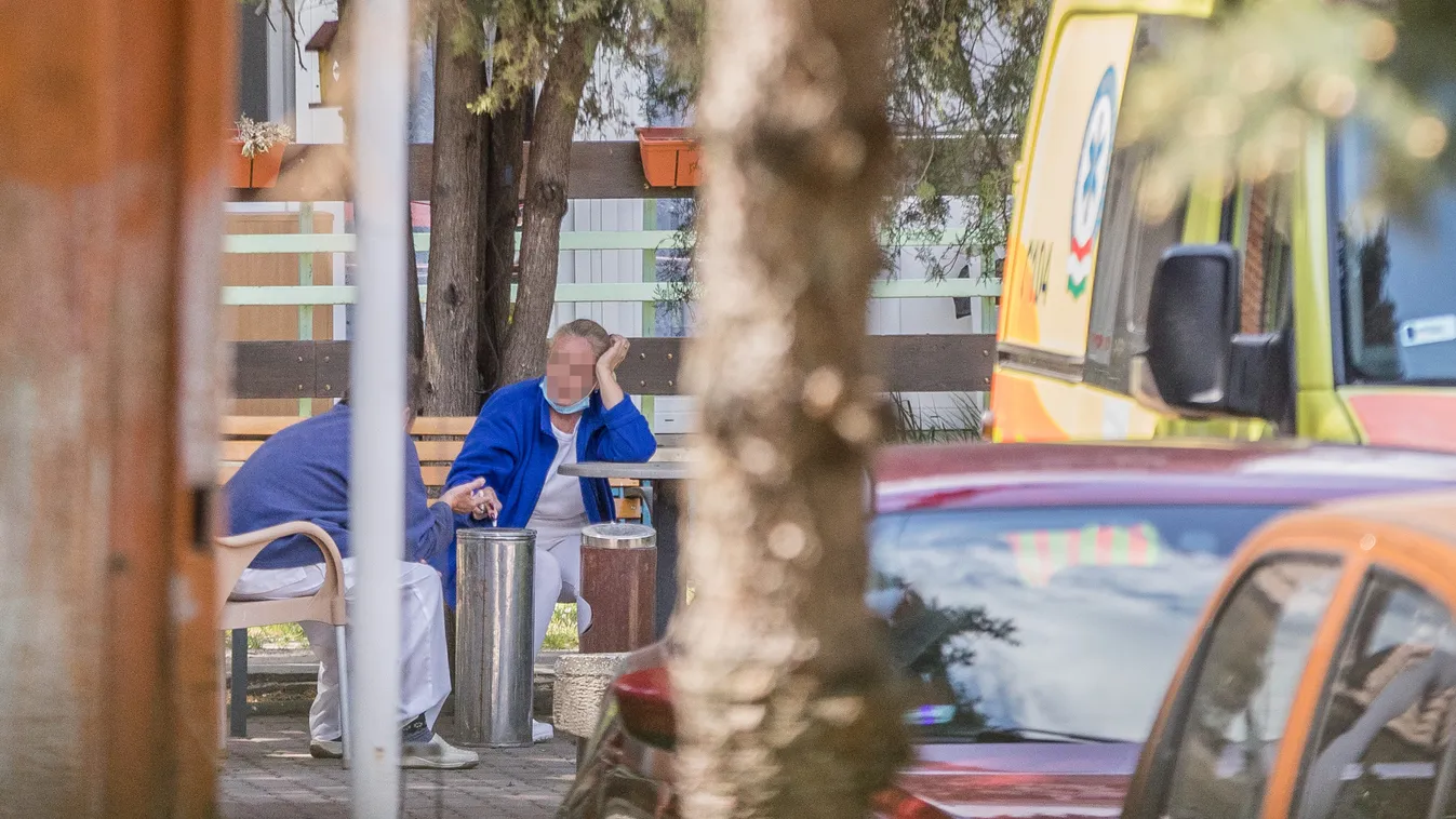Elképesztő: a hordágyon szállított beteg mellett szívják a cigit a Pesti úti otthon dolgozói!