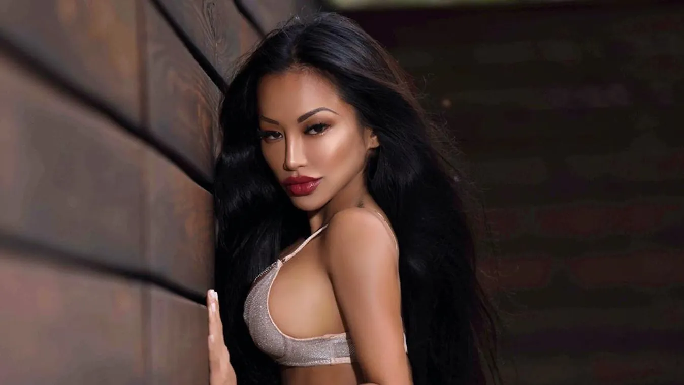 Belepirulsz! Brutális terpeszben zuhanyozik a nagy mellű színésznő