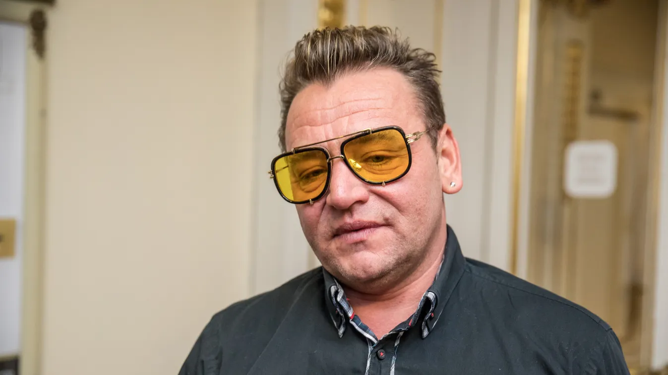 Egy hónapja nem ölelhette magához a kisfiát a magyar sztárszínész