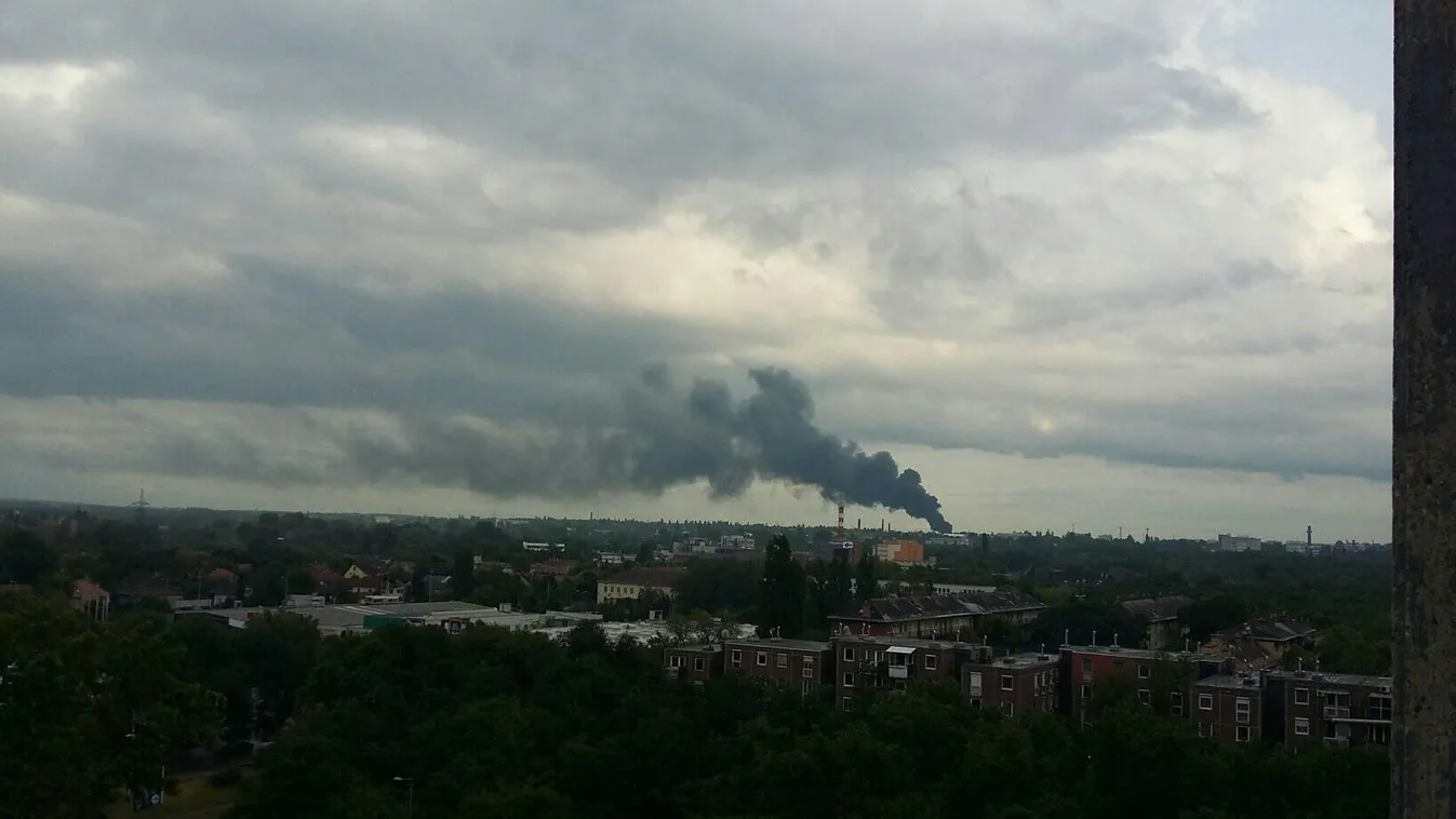 Hatalmasra csaptak a lángok Kőbányán: sűrű fekete füst terjeng mindenhol
