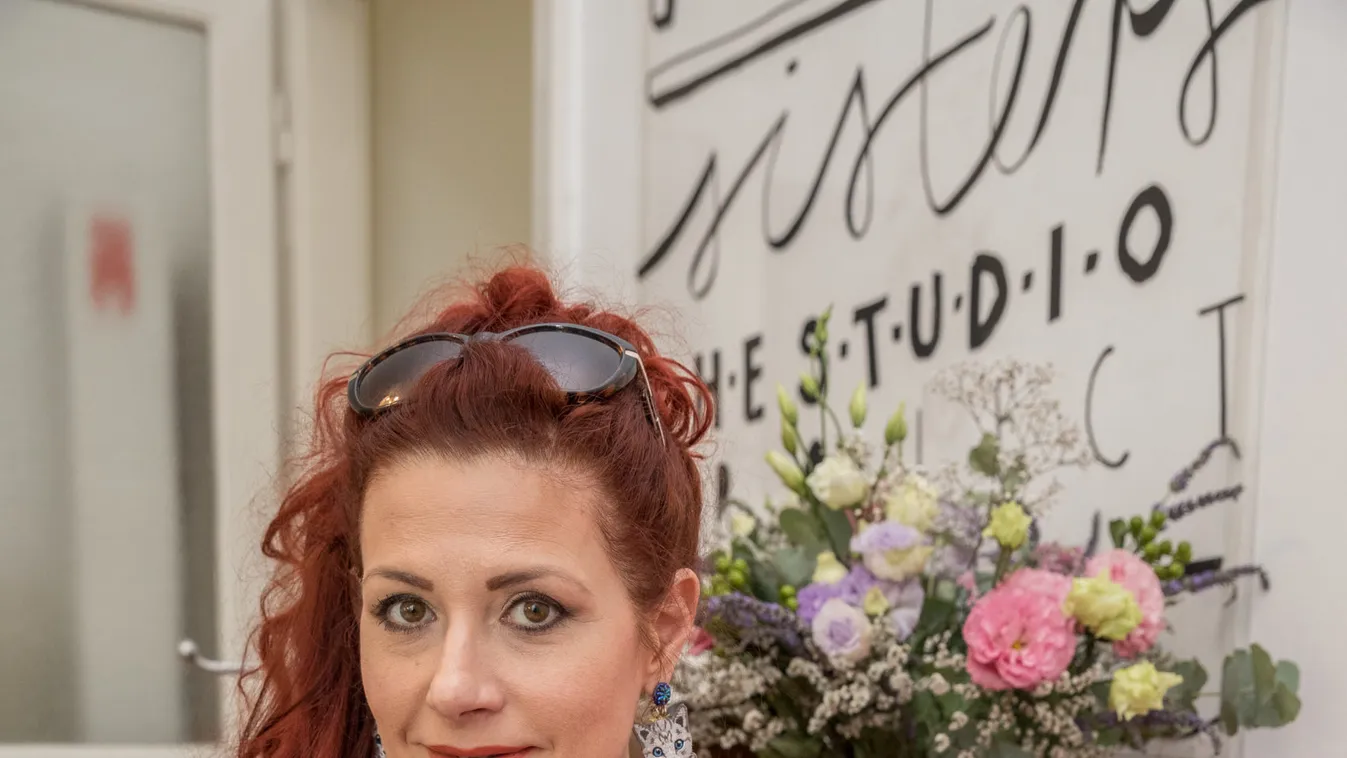 Elmúlt a veszély, mégsem meri megpuszilni anyuka arcát Madár Vera