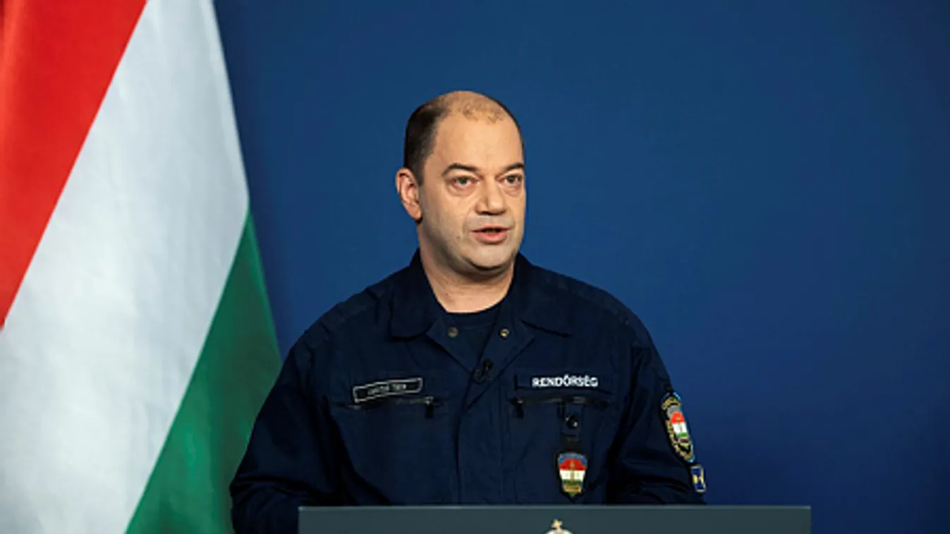 Így még nem láttuk az operatív törzs rendőr ezredesét!