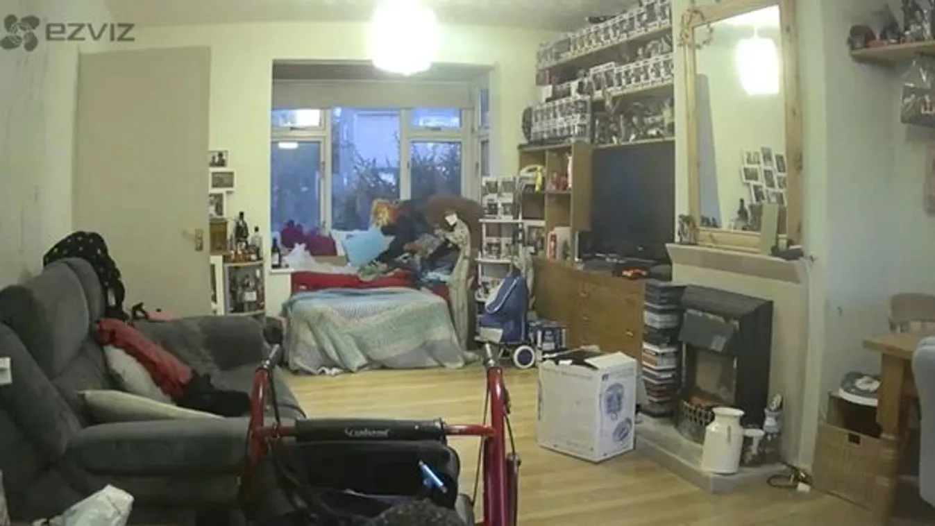 Hátborzongató jelenetet rögzített a gyászoló nő biztonsági kamerája