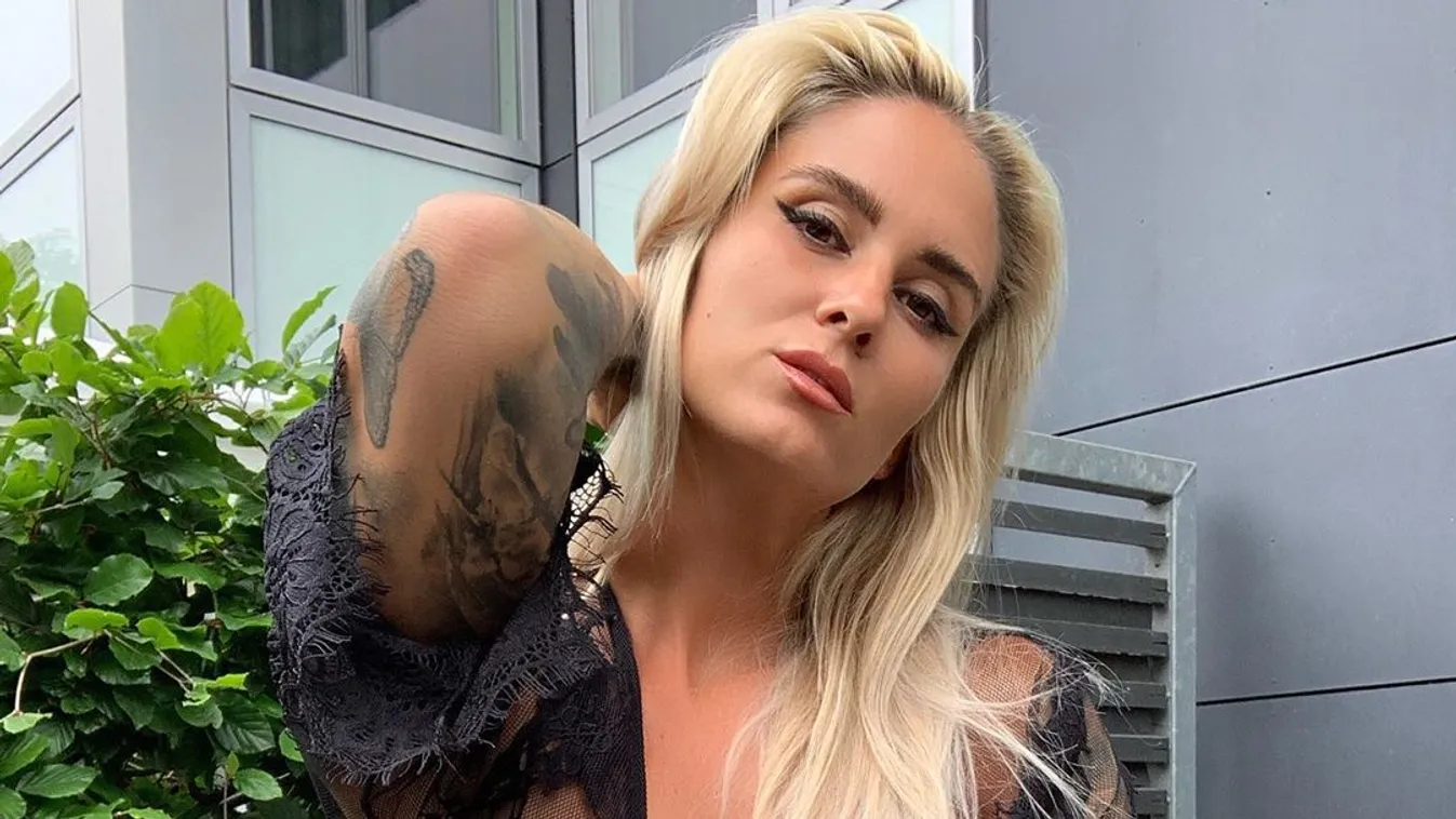 A tenger közepén napozott toplesz a csajszi