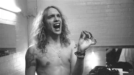 Bizarr baleset, ráégett a nadrág a sztárénekesre